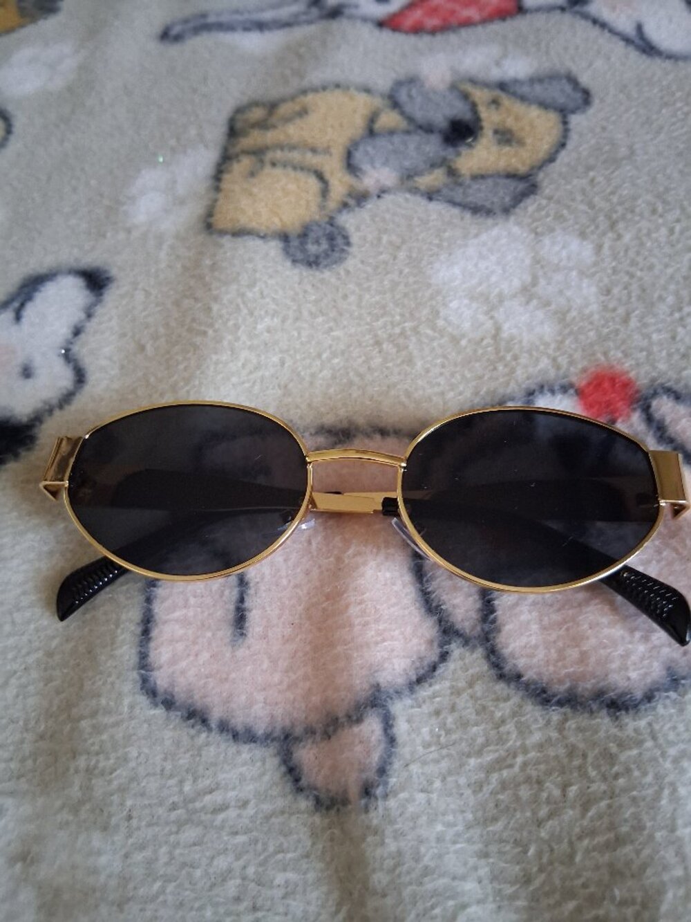 black and golod very stylish sunglasss
